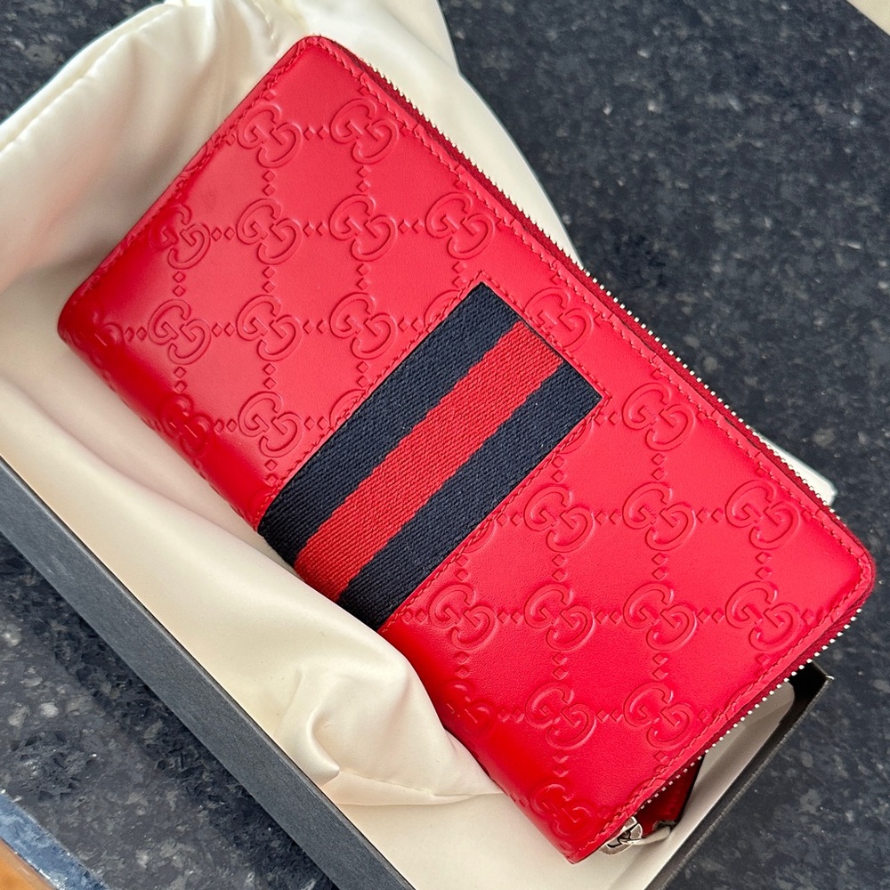 Gucci Web Red zip around wallet...